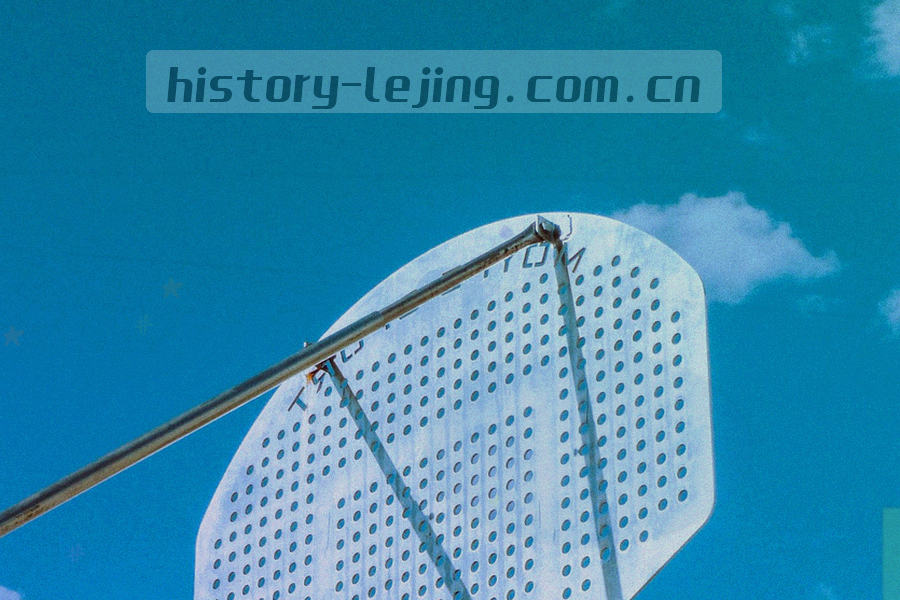 西北城市清晨街景与体育场馆外立面的剪影，天际线泛着暖光