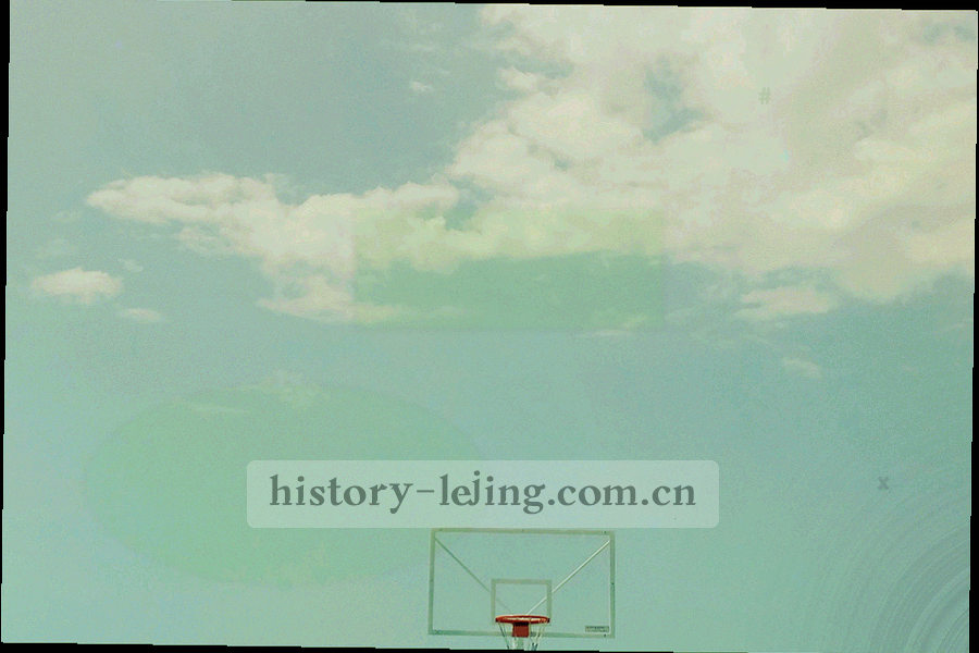 场馆座位区与编号铭牌的局部裁切，金属与织物材质纹理清晰
